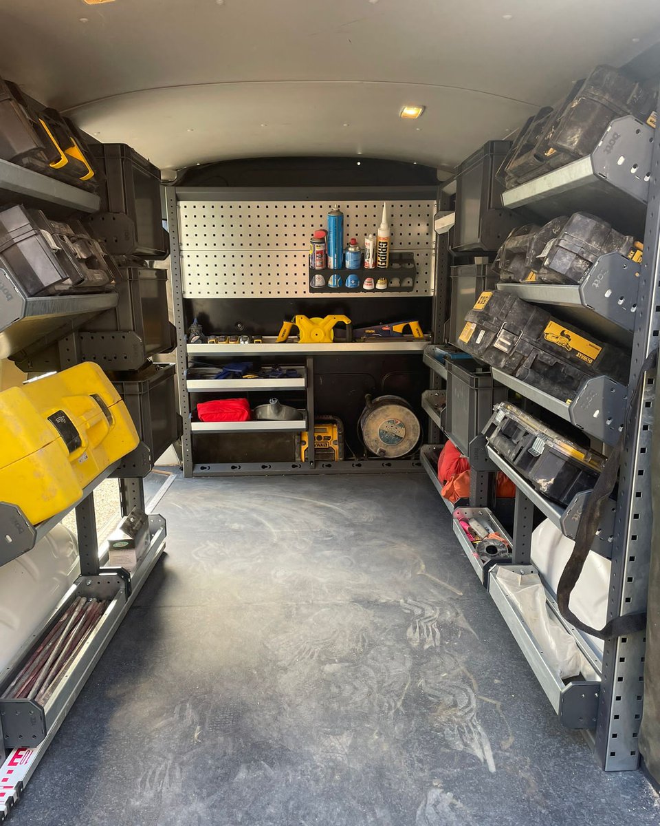 See all tools and floor space for those bulkier items! 😍👌🏼 ⁣⁣ #vanracking #racking #vanstorage #vanshelving #tools #festool #systainer3 #trade #vangoals #vanlife #onthetools #landscape #construcion #garden #gardenbuild #bottmodulo3 #selffit #bottsmartvan #worksmartbott