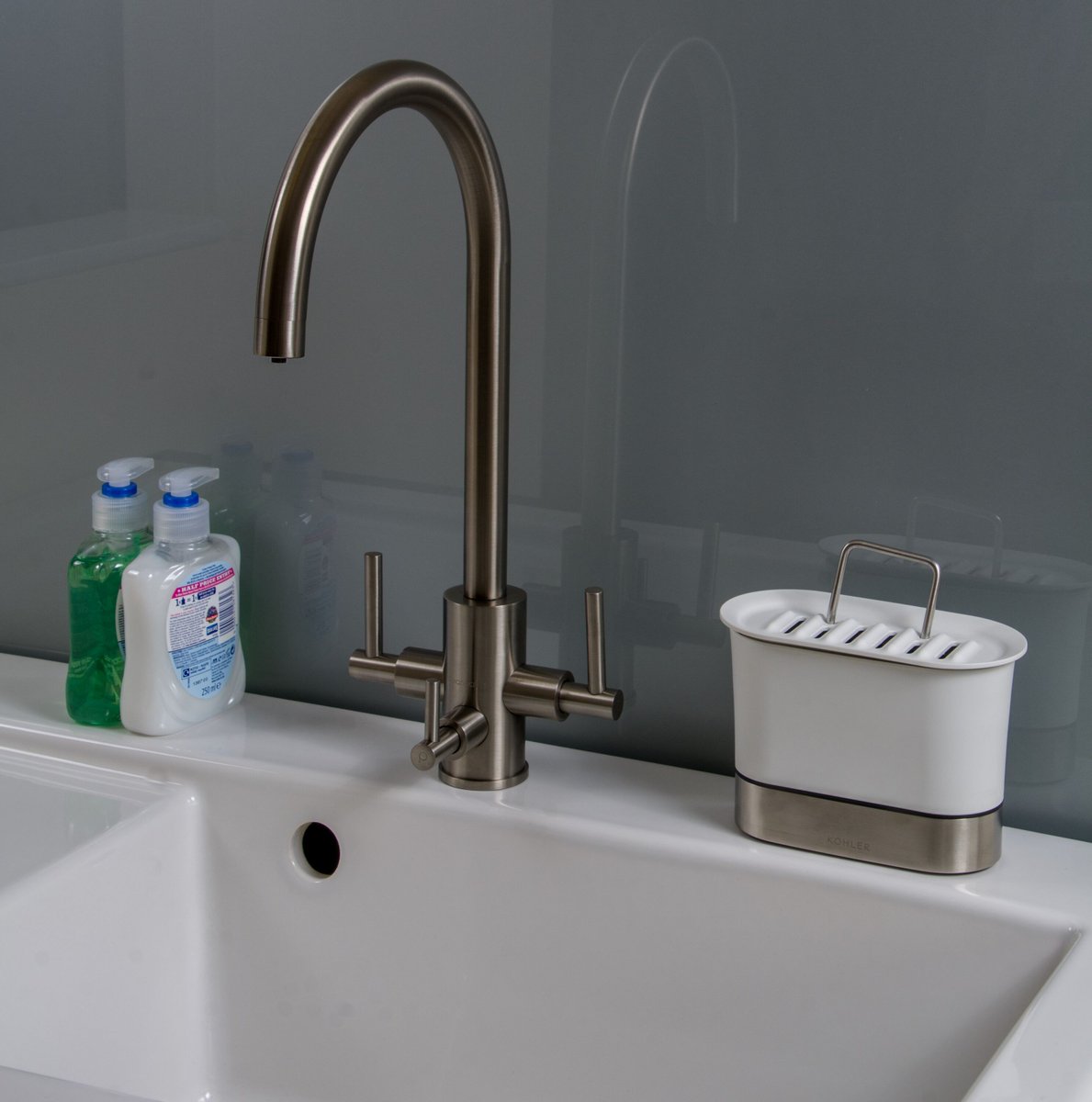 KFDTweet's tweet photo. The highly stylish and highly functional Stella Tri Filtered taps are here✨ 

Avail of hot, cold and filtered drinking water all from just one spout! 
This tap is a perfect solution for hard water problems and also comes with a PC61 water filter.

#kitchentaps #kitchendesign https://t.co/5wwt4v4fhi