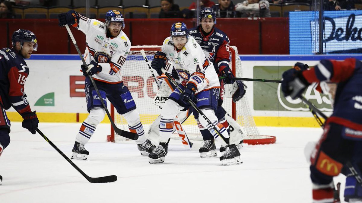 SHLse's tweet photo. Broc Little tillbaka när @LHChockey möter serieledaren @VLHlive.
Häng med:
https://t.co/EAnOcU43WZ
#LHCVLH #SHL #twittpuck #ishockey #svsshl https://t.co/20vgWgdBKC