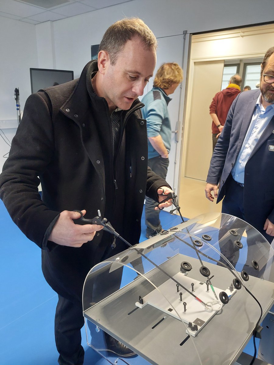 ricBlond1's tweet photo. Merci aux équipes  @UnivTours  pour cette visite très instructive du centre de simulation de la faculté de médecine. La collaboration se renforce chaque jours pour le bénéfice de nos étudiants et de tout le territoire. Merci @Doyen_Diot https://t.co/gYqAJfsQHF