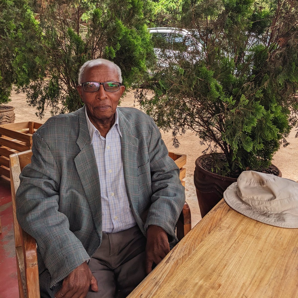 KamanziSamuel's tweet photo. Un honneur pour moi d'avoir croisé la route de ce charmant jeune homme Mbonimana Gamaliel.Source intarissable de connaissances sur le Rwanda,son histoire,ses récits et
qui aujourd'hui célèbre 90 ans ,avec la même fraîcheur,le sourire à l'âme et pleins de rêves à réaliser. https://t.co/tLOWhatSRa