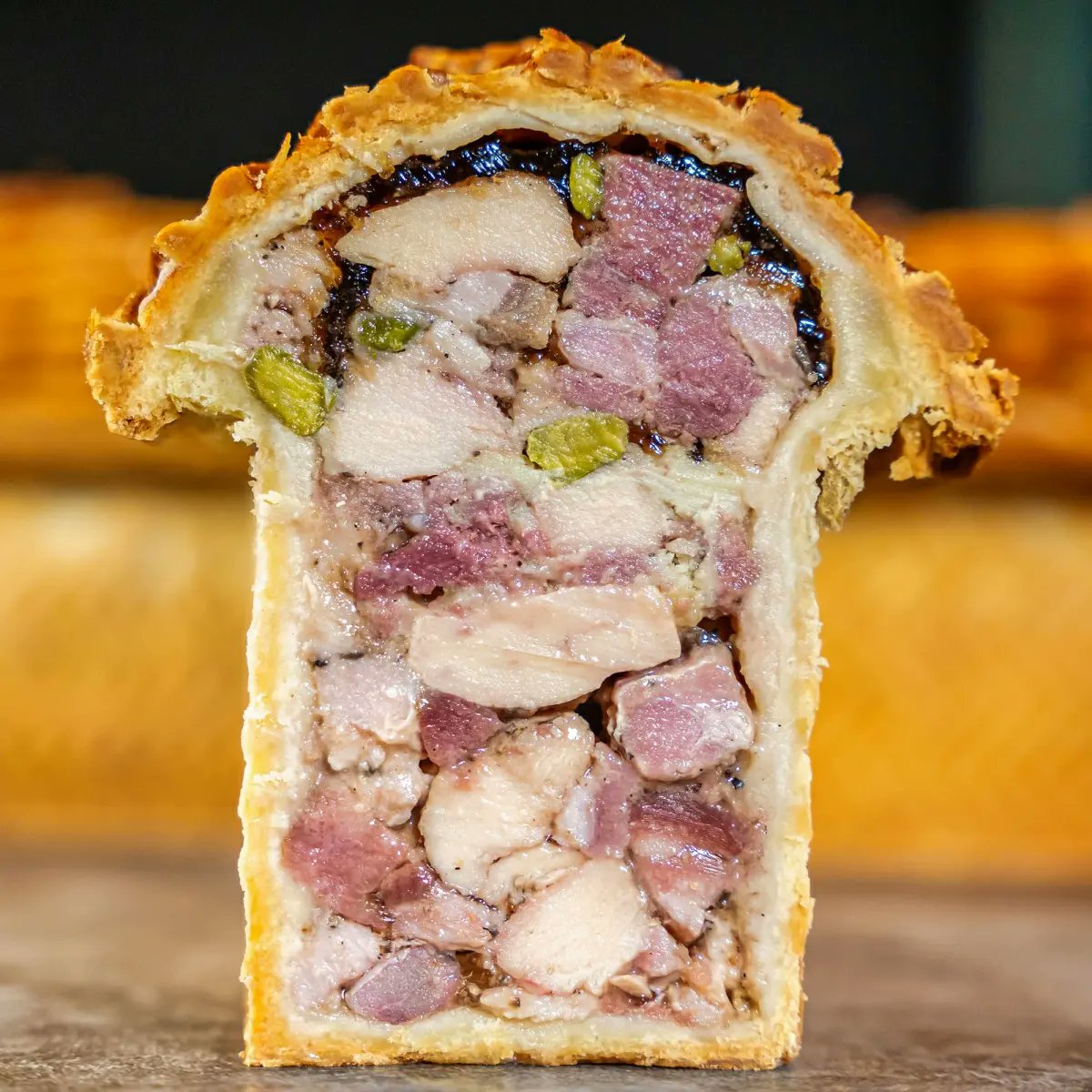 El famós pâté en croûte d'<a href="/aboronatmiro/">Albert Boronat i Miró</a> de l'<a href="/AmbassadeLlivia/">Ambassade de Llívia</a>, ara, a casa teva! Casa Toc elabora aquest clàssic de la xarcuteria francesa amb la recepta de Boronat i te'l porta a casa! Fes-ne la teva comanda aquí: casatoc.cat/categories/pla…