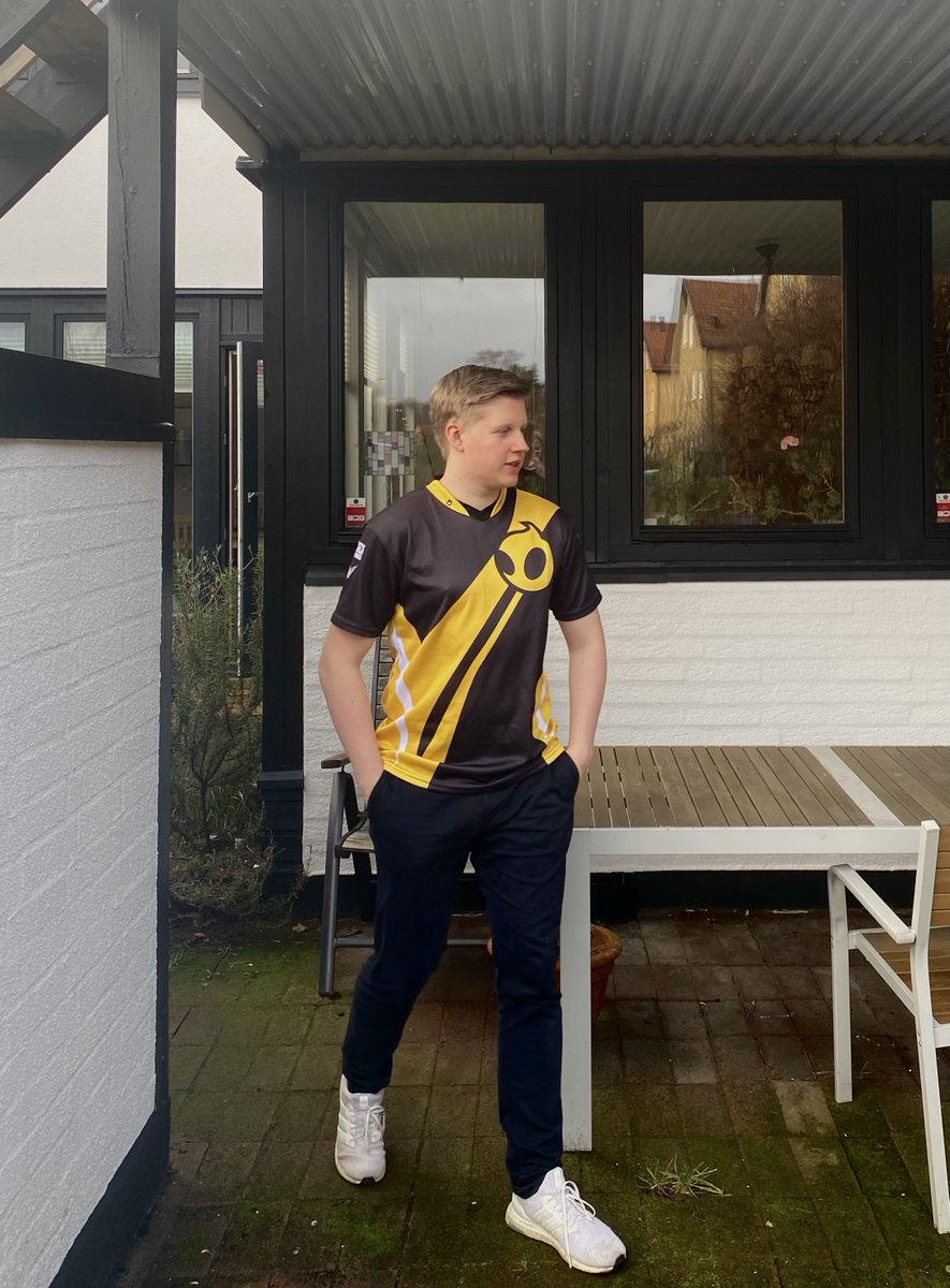 POILKpls's tweet image. Incredibly excited to be part of @dignitas again and working with the LCS team. Going to be a good season and cant wait to see how the team does tonight against CLG.
Felt like i needed to upload some new pictures because i barrely recognise myself from the HGC times. #DIGWIN