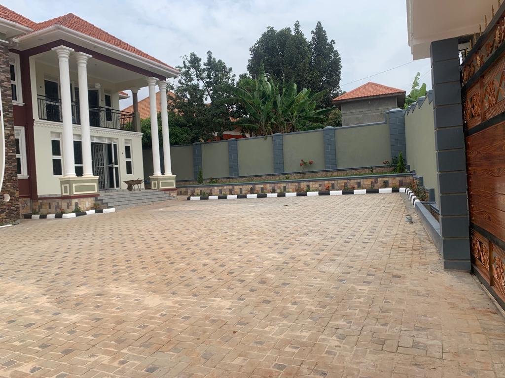 LubuulwaSamuel5's tweet photo. BRAND NEW FLAT House FOR SALE IN SEGUKU KATALE.
๐ #5bedrooms, #5bathrooms #2sitting rooms, modern open kitchen and store, laundry room, #4balconies with beautiful views located within a developed area just 300metres from tarmac.๐Seated on 18decimals of mailo land title #750m https://t.co/NknqvbL6VV