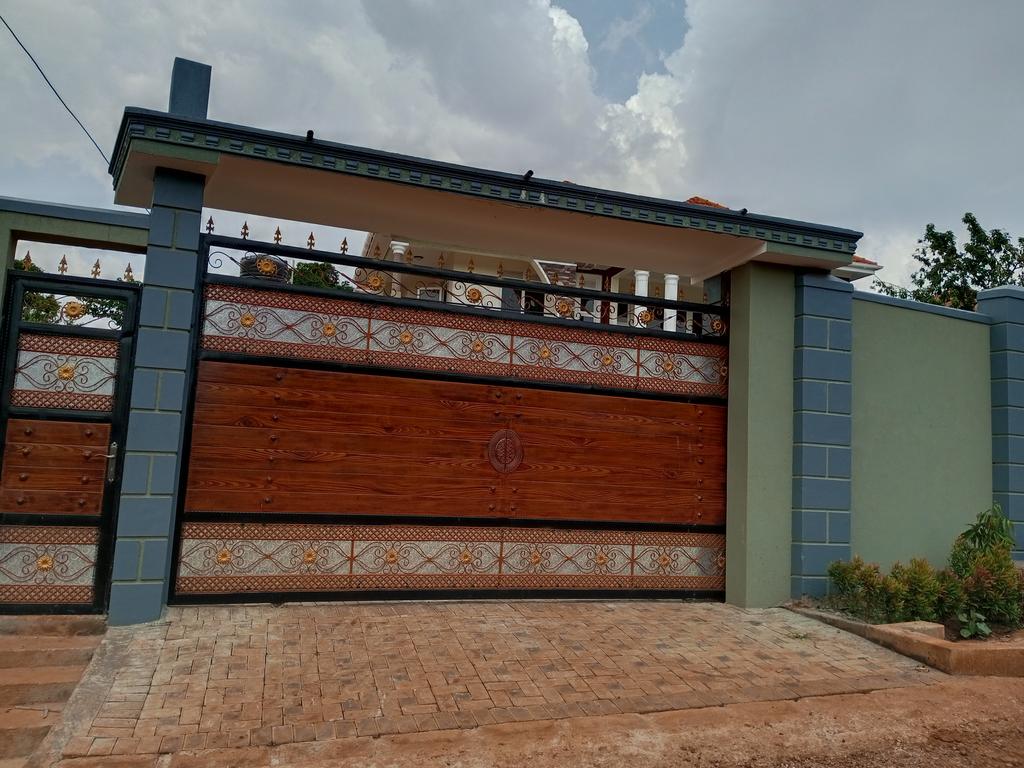 LubuulwaSamuel5's tweet photo. BRAND NEW FLAT House FOR SALE IN SEGUKU KATALE.
๐ #5bedrooms, #5bathrooms #2sitting rooms, modern open kitchen and store, laundry room, #4balconies with beautiful views located within a developed area just 300metres from tarmac.๐Seated on 18decimals of mailo land title #750m https://t.co/NknqvbL6VV
