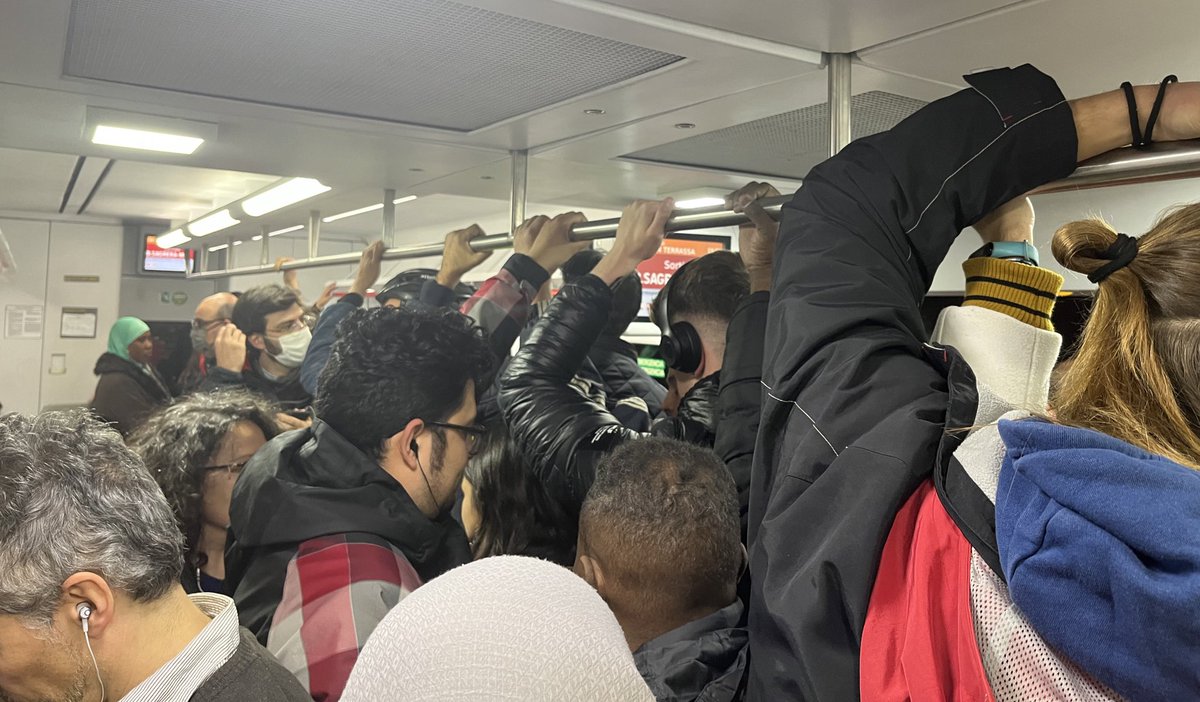 Cada dia les rodalies del #Vallès així.
I de debò el que creieu que ens cal és el Quart Cinturó? (B40, Ronda Nord, Sistemes Urbans Sabadell-Terrassa, Ronda Vallès o el coi de nom que s’inventin demà)