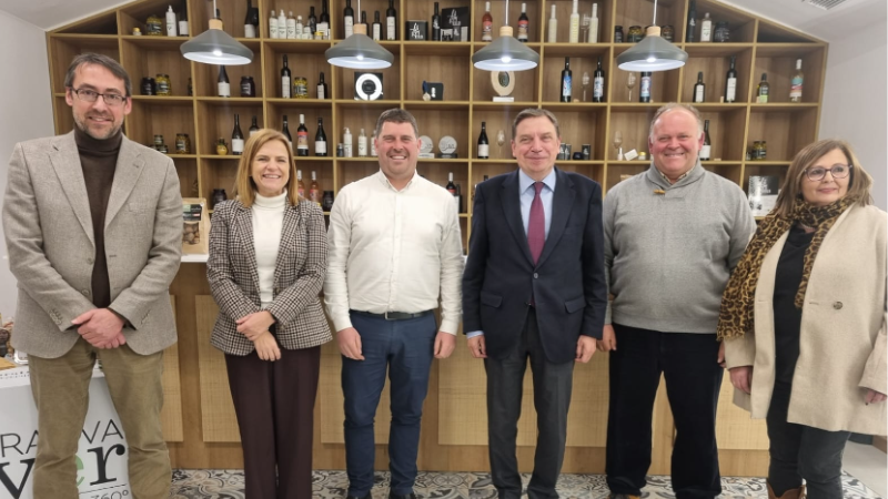 gobmapa's tweet photo. El ministro @LuisPlanas visita la @coopviver, una entidad de referencia en el Alto Palancia de #Castellón que, desde una orientación mediterránea, produce con #aceite, #frutas #frutos_secos, #hortalizas y #viña. https://t.co/ZX9DDy1SJG