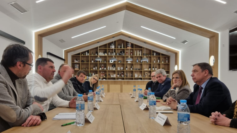 gobmapa's tweet photo. El ministro @LuisPlanas visita la @coopviver, una entidad de referencia en el Alto Palancia de #Castellón que, desde una orientación mediterránea, produce con #aceite, #frutas #frutos_secos, #hortalizas y #viña. https://t.co/ZX9DDy1SJG