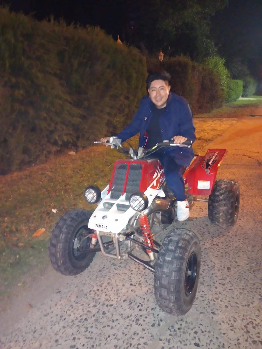 Acá anda su baby yunda cagandose de risa de todos los ecuatorianos, porque sus papis lo apoyan y le mandan la plata para el arriendo, para sus salida y comida. Y  anda con el otro Twitter de Nataly que según el se lo robaron cuando usa cuentas de otros y hace una trucha.