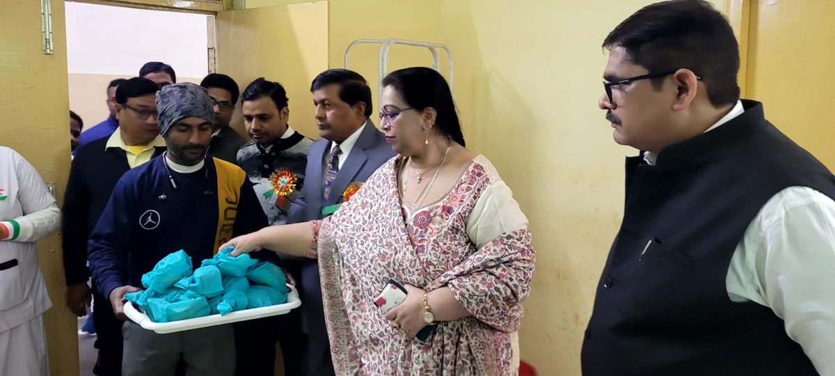 फल वितरण at ज़िला संयुक्त चिकित्सालय महराजगंज