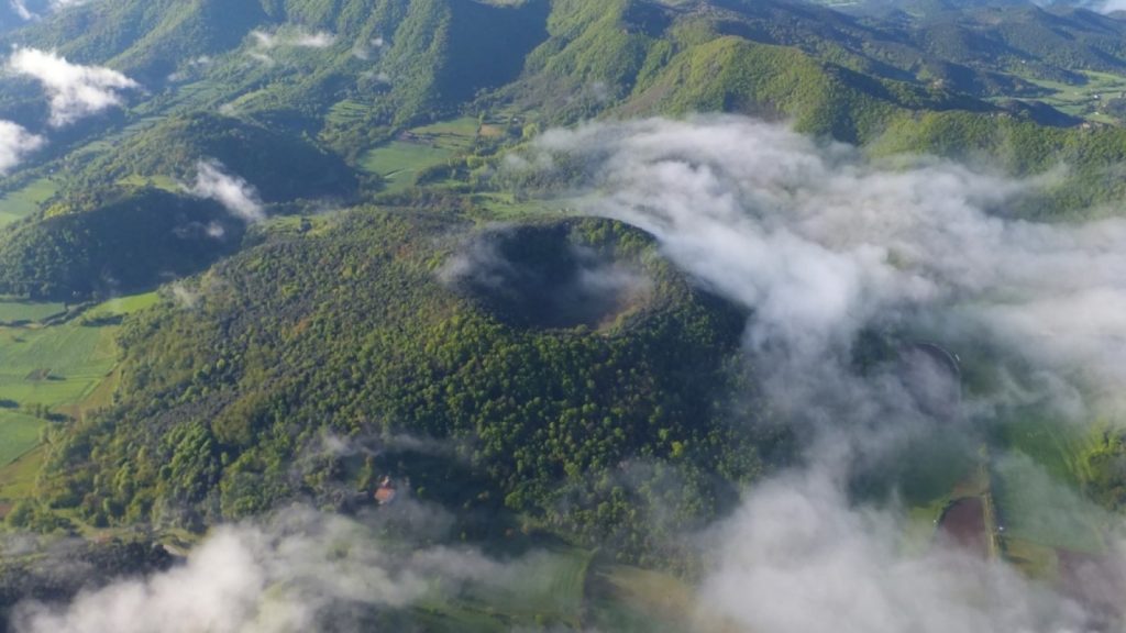 GrupMinCat's tweet photo. La zona volcànica de la Garrotxa: paradís geològic. Però podria haver acabat prou malament. Avui parlarem de vulcanisme, geologia, i lluites veïnals. https://t.co/E9KA4aQ9eU