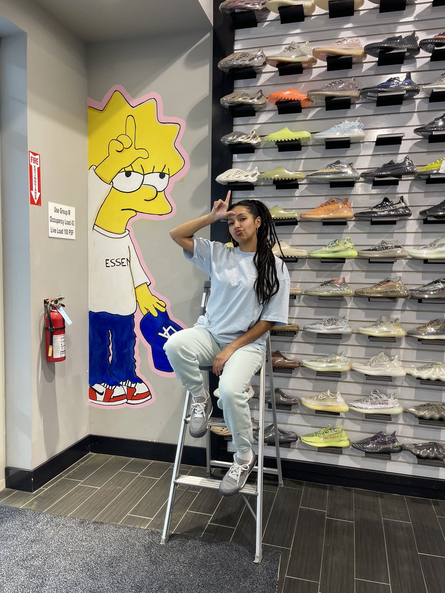 solelynati's tweet image. Lisa Simpson painting except she’s a sneaker head, just like her artist 🎨

(ig at solely.nati)