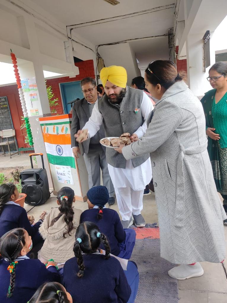 DAMANPREET SINGH BADAL (@damanpreetbadal) on Twitter photo आज गणतंत्र दिवस के उपलक्ष्य पर सैक्टर 22 मॉडल स्कूल में ध्वजारोहण किया बच्चों से देश का संविधान के बारे में बातचीत की और उन्हें शिक्षा के महत्व के बारे में बताया ।
आपका दमनप्रीत सिंह 🙏🏻
<a href="/ArvindKejriwal/">Arvind Kejriwal</a> <a href="/JarnailSinghAAP/">Jarnail Singh</a> <a href="/raghav_chadha/">Raghav Chadha</a> <a href="/ChandigarhAAP/">Aam Aadmi Party Chandigarh</a> <a href="/PChhabraChd/">Pardeep Chhabra #AamAadmi</a> <a href="/premgargca/">Prem Garg CA</a> आज गणतंत्र दिवस के उपलक्ष्य पर सैक्टर 22 मॉडल स्कूल में ध्वजारोहण किया बच्चों से देश का संविधान के बारे में बातचीत की और उन्हें शिक्षा के महत्व के बारे में बताया ।
आपका दमनप्रीत सिंह 🙏🏻
<a href="/ArvindKejriwal/">Arvind Kejriwal</a> <a href="/JarnailSinghAAP/">Jarnail Singh</a> <a href="/raghav_chadha/">Raghav Chadha</a> <a href="/ChandigarhAAP/">Aam Aadmi Party Chandigarh</a> <a href="/PChhabraChd/">Pardeep Chhabra #AamAadmi</a> <a href="/premgargca/">Prem Garg CA</a>