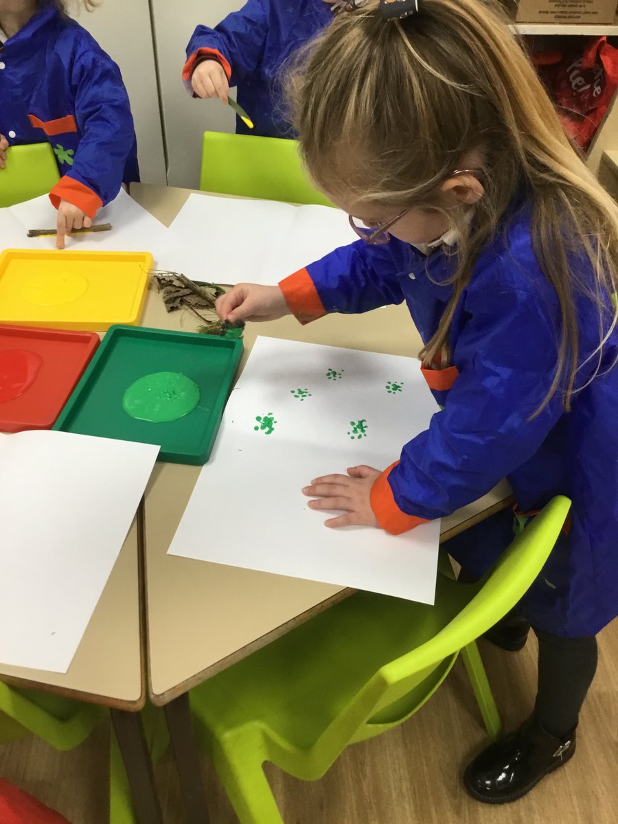 FS2StLukesFrod's tweet photo. We really enjoyed making different prints using natural materials this afternoon 🎨🍂🍁😀 https://t.co/lC1DXgccYi