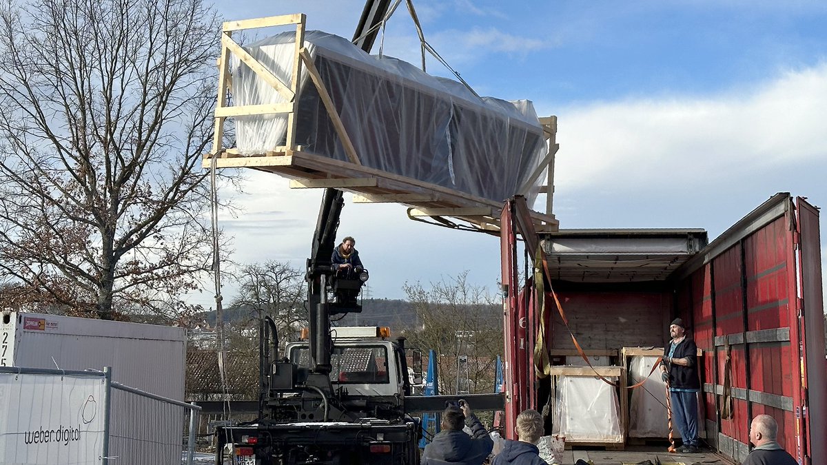 webercloud's tweet photo. Damit in unserem #Rechenzentrums-#Neubau auch im heißesten Sommer immer ein eiskaltes Lüftchen bläst 🌬❄️: Anlieferung des Freikühlers von #Günter und der #Wärmepumpe von #Trane auf der 🚧Baustelle🚧. ⚠️Jungs, passt bitte auf!⚠️ https://t.co/Ni63Toz0mK