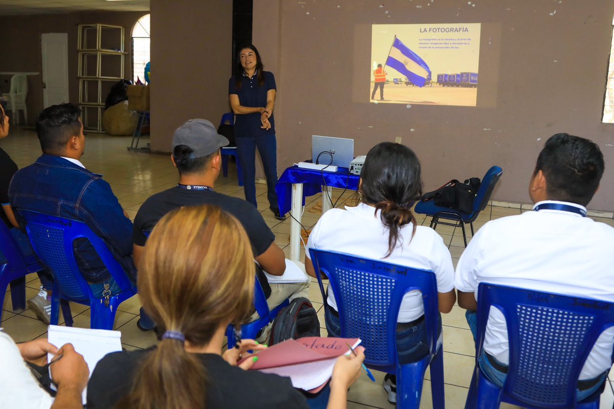 📚✅ | Continuamos los talleres del diplomado de #GestiónComunitaria que se imparten a las municipalidades de @Alcaldia_Apopa y <a href="/NejapaAlcaldia/">Alcaldia de Nejapa</a>. 
Hoy aprendieron sobre fotografía gracias a Violeta Martínez, fotógrafa con una amplia experiencia que compartió sus conocimientos.