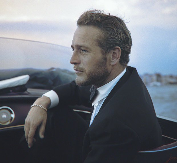 Avui és el dia en que va venir al mon aquest Senyor i jo encantada de coincidir amb ell en la mateixa data de naixement.