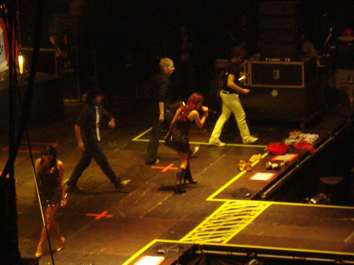 AdrianAlba_P's tweet photo. Tras 14 años del último concierto de RBD en Madrid [adjunto fotos], volveré a verlos este 2023 en México. Sigo en shock. 🥺💙 #SoyRebeldeTour https://t.co/VkYjjh5oXv
