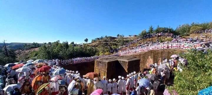 Bezyee's tweet photo. #Lalibela 🤲🏾 #VisitAmhara #VisitEthiopia 💚💛♥️ https://t.co/AnYrARxp77