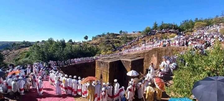 Bezyee's tweet photo. #Lalibela 🤲🏾 #VisitAmhara #VisitEthiopia 💚💛♥️ https://t.co/AnYrARxp77