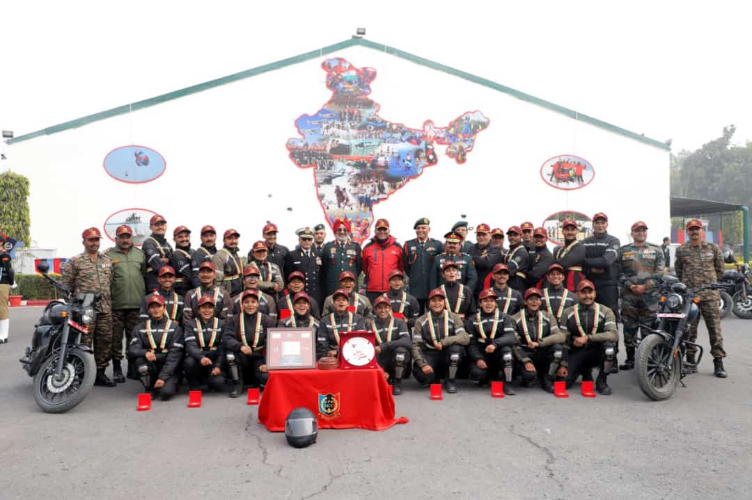 143Heacker's tweet photo. DG NCC LT GEN GURBIRPAL SINGH SIR ने हमारी बाइक रैली का फ्लैग इन किया सभी राइडर्स बहोत खुश हुए सर से मिलकर और बहोत प्राउड फील किया।
@ArvindKapoorTYG @GovernorofGuj @HQ_DG_NCC @jawamotorcycles @NarendraChaarag @PMOIndia @CMOGuj @NCC_Dte_Gujarat https://t.co/6wWvCncu4Q