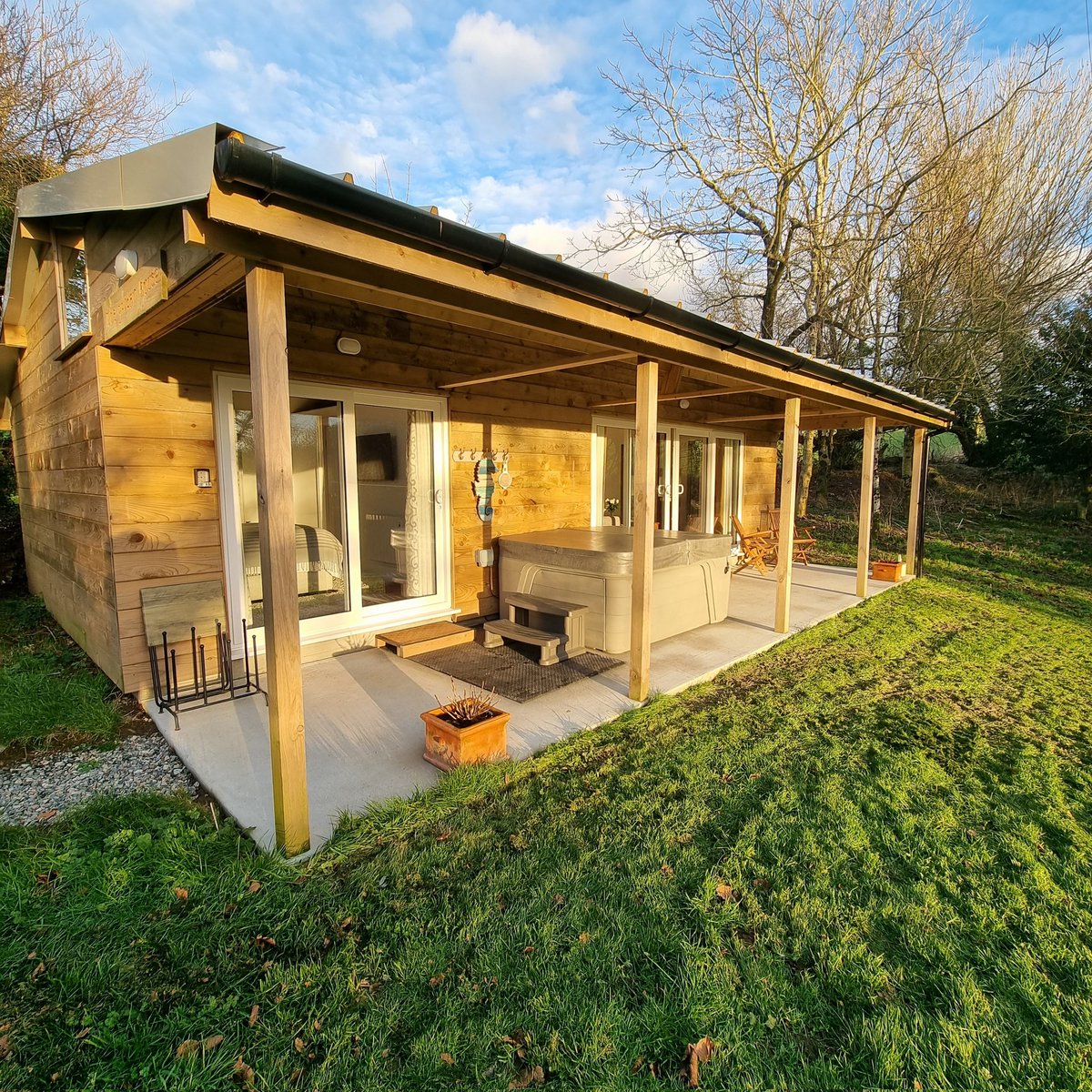 Sharonmoyle10's tweet photo. This secluded little beauty has been home for the most amazing week π#rechargingthebatteries #relax #nature #logfires #woods #proceccointhehottub π₯πΎπ https://t.co/wUiLBNsQrX