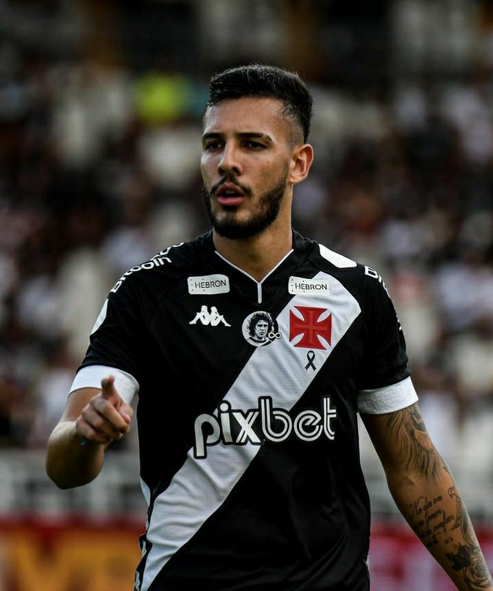 RENOVOU! O Vasco anunciou a extensão de contrato do zagueiro Zé Vitor, cria da base e que foi titular nas duas primeiras rodadas do Carioca.

Seu novo vínculo vai até Dezembro/2026

📸 Daniel Ramalho/Vasco