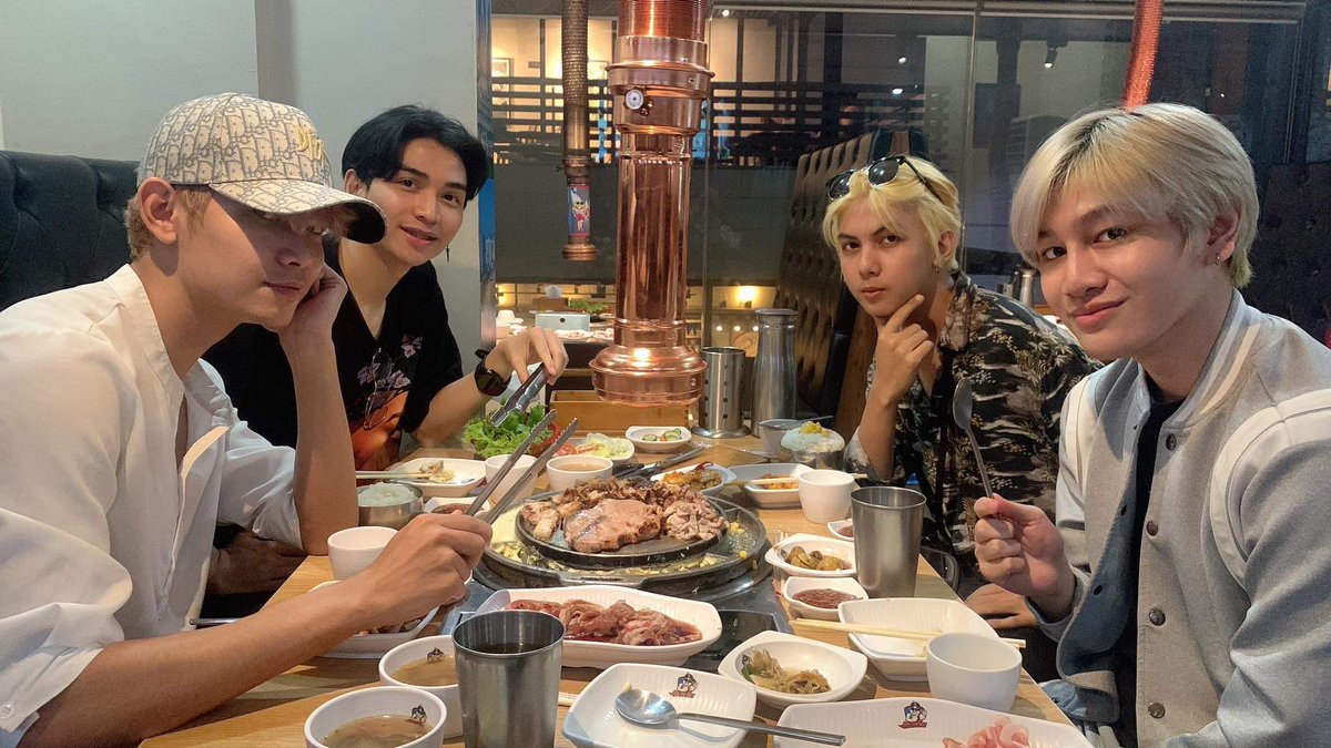 PKTSProductions's tweet photo. [20230126] 

Spotted, HYV members dining at Giyummy Korean Restaurant Mr Pogi - Timog

@HYV_Official ~ @hyv_jules ~ @hyv_sora ~ @hyv_lee_an ~ @hyv_kali 

#PKTProductions #momentswellshared #HYV https://t.co/87PEhNuven