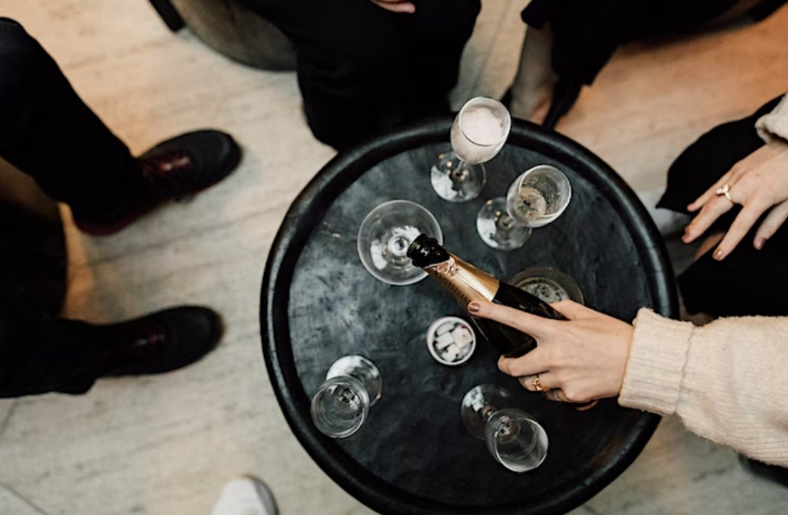 Join us for a FIZZY Cocktail Class this Thursday February 2!

We will make some cozy, fizzy, lovey-dovey cocktails to help you celebrate Valentine’s, Galentine's and everything in between! 

Get tickets: eventbrite.com/e/valentines-e…