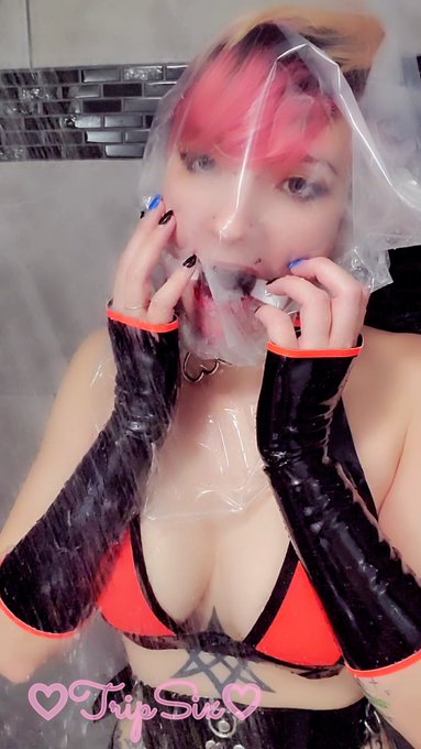 Latex + Ballgag + Breath Play + Shower = ?????? https://t.co/NvtG2kkBw5