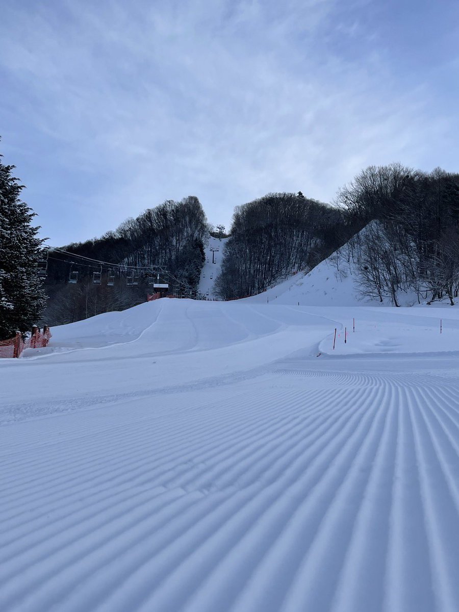 金曜日はハッピーフライデー！
どなたさまも食事券付きリフト1日券が

2,500円

雪→晴れの神コンディションをお得にお楽しみください

#戸倉はすいてる