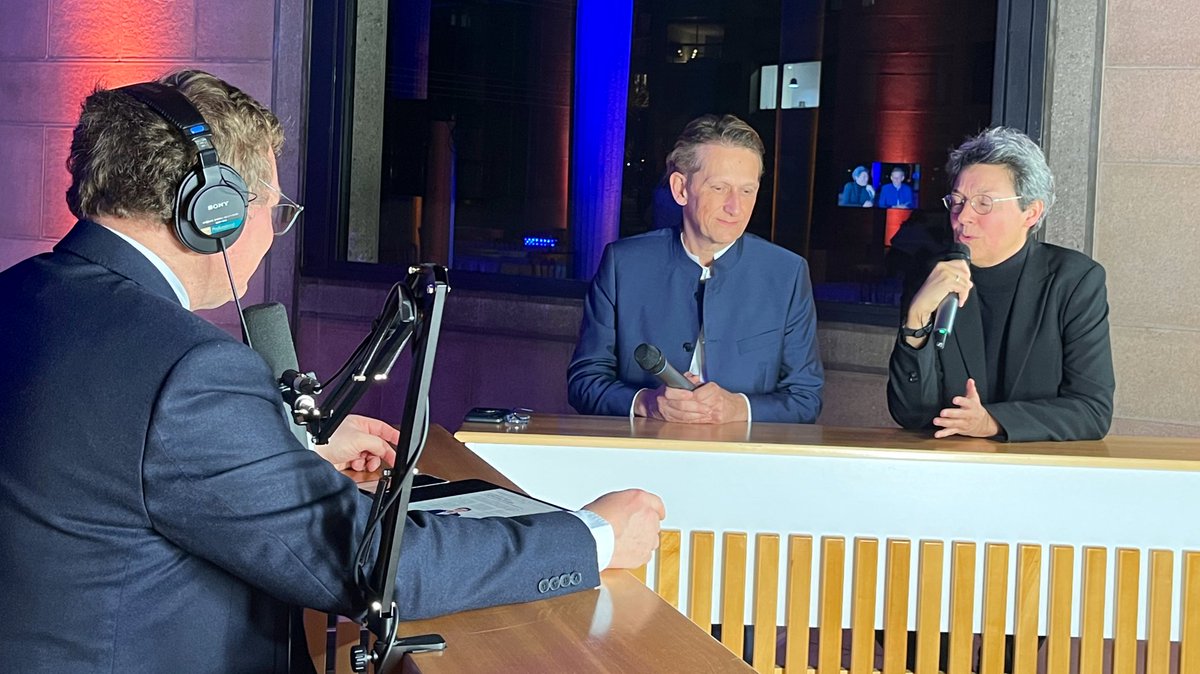 Ce soir, au <a href="/lecese/">CESE</a>, le trophée du #DSIN2022 est remis à Catherine Jestin, DSI du groupe <a href="/Airbus/">Airbus</a>, membre du @Cigref. Cette distinction est une grande fierté pour l'ensemble de la communauté du Cigref !
Merci à <a href="/yvesbernaert/">yvesbernaert</a> pour son soutien à cette manifestation.