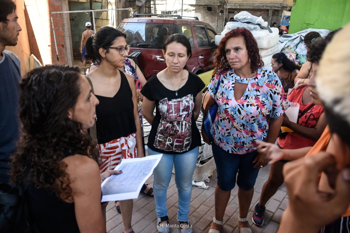 lauravelascook's tweet photo. Estuvimos acompañando a familias damnificadas del Barrio Padre Mugica por obras de "urbanización" del GCBA. Hace ya una semana que 31 familias quedaron en situación de calle. Estamos participando de la Mesa de Trabajo para que se resuelvan con urgencia todas las necesidades https://t.co/G2ECmcUkuB