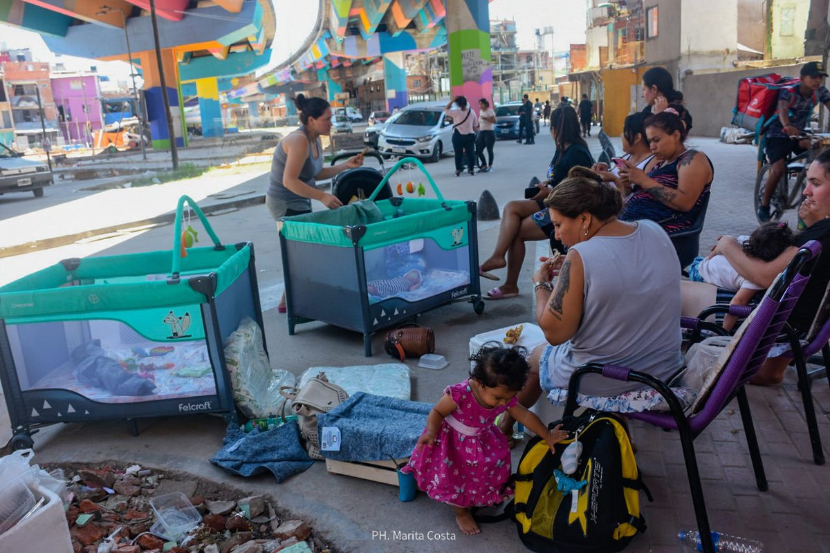 lauravelascook's tweet photo. Estuvimos acompañando a familias damnificadas del Barrio Padre Mugica por obras de "urbanización" del GCBA. Hace ya una semana que 31 familias quedaron en situación de calle. Estamos participando de la Mesa de Trabajo para que se resuelvan con urgencia todas las necesidades https://t.co/G2ECmcUkuB