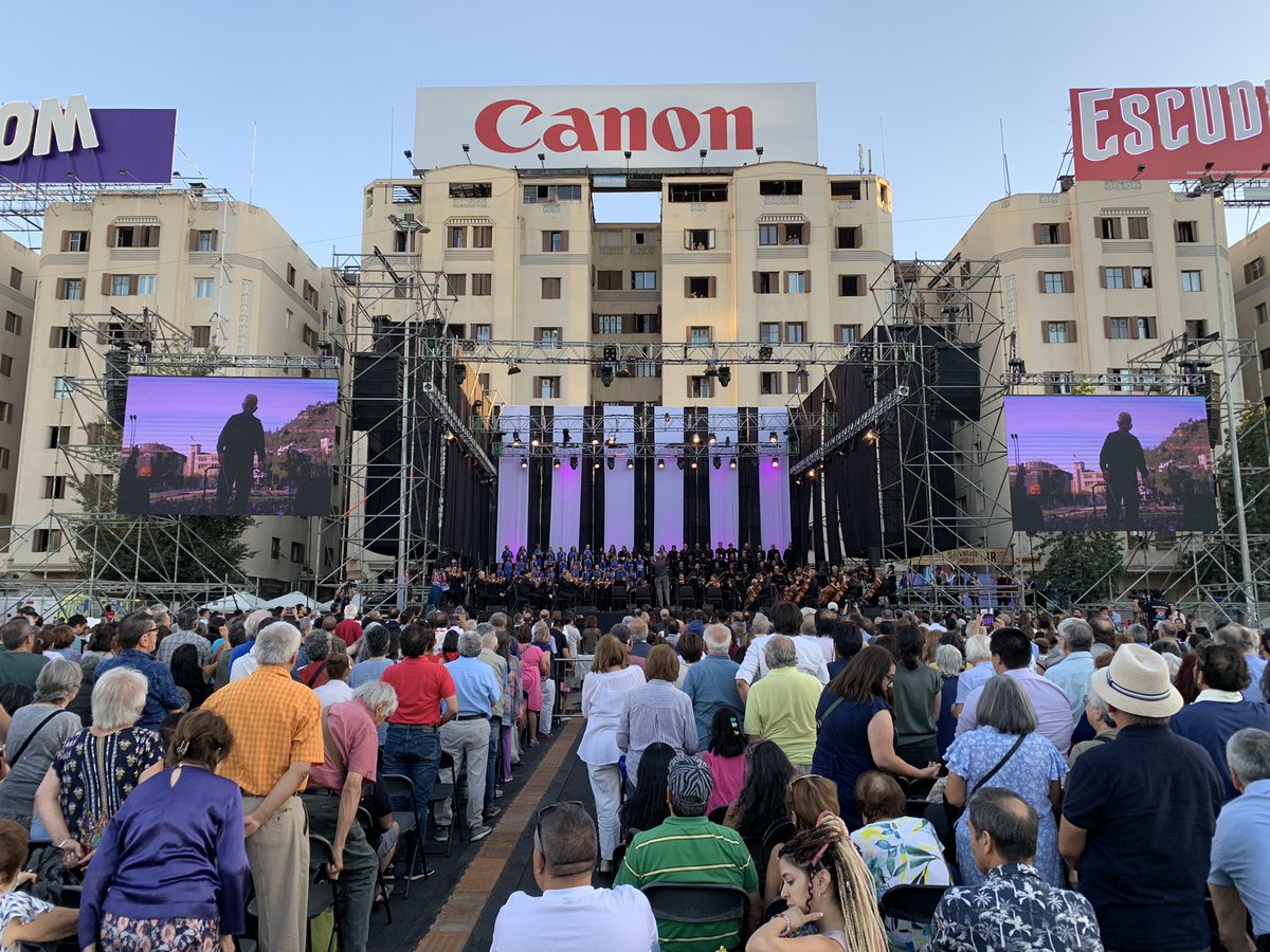 Volviendo a utilizarse los espacios públicos y comunes esta vez con la cultura. Y tal como los dice la Rectora de la Universidad de Chile Rosa Deves, una forma de fortalecer nuestra cohesión social. Contento de poder disfrutar de este Chile!!