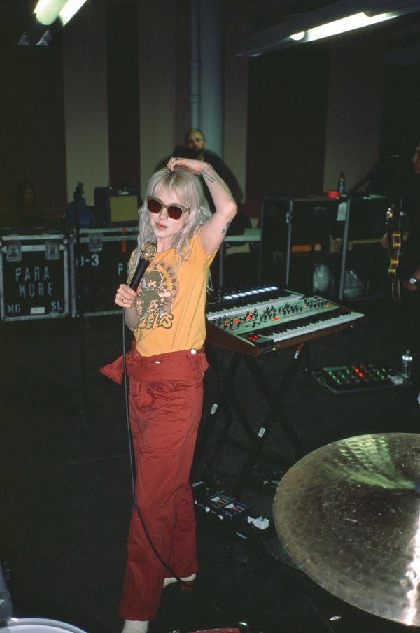 ssvanastascia's tweet photo. hayley williams; a woman known for her hair colors who absolutely revolutionized having no color in her hair as a display for her emotions during the after laughter era. “a blank slate” she referred to her hair as, and said she’d return to hair color only when it felt right. https://t.co/wSoHjAdC86