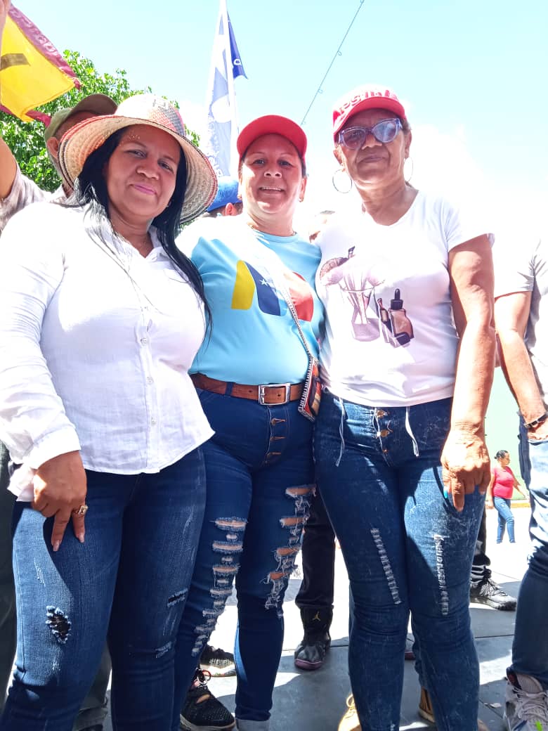 Cdjppazcastillo's tweet photo. #Hoy el Pueblo del municipio Paz Castillo dijo " No Más al #BloqueoCriminal. La Coordinadora de la Casa de Justicia y Paz, Yarima Bandez y todo su equipo se unió al alcalde de la jurisdicción, @VictorJ_PSUV para respaldar al presidente @NicolasMaduro @Galindez_vzla @dcabellor https://t.co/YnkABSIUtB