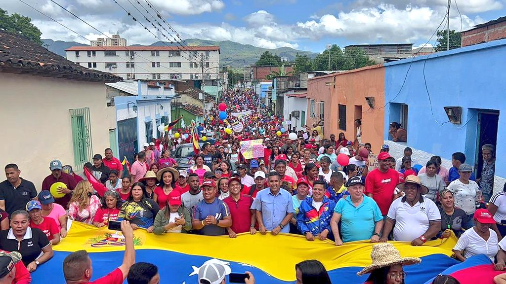Cdjppazcastillo's tweet photo. #Hoy el Pueblo del municipio Paz Castillo dijo " No Más al #BloqueoCriminal. La Coordinadora de la Casa de Justicia y Paz, Yarima Bandez y todo su equipo se unió al alcalde de la jurisdicción, @VictorJ_PSUV para respaldar al presidente @NicolasMaduro @Galindez_vzla @dcabellor https://t.co/YnkABSIUtB