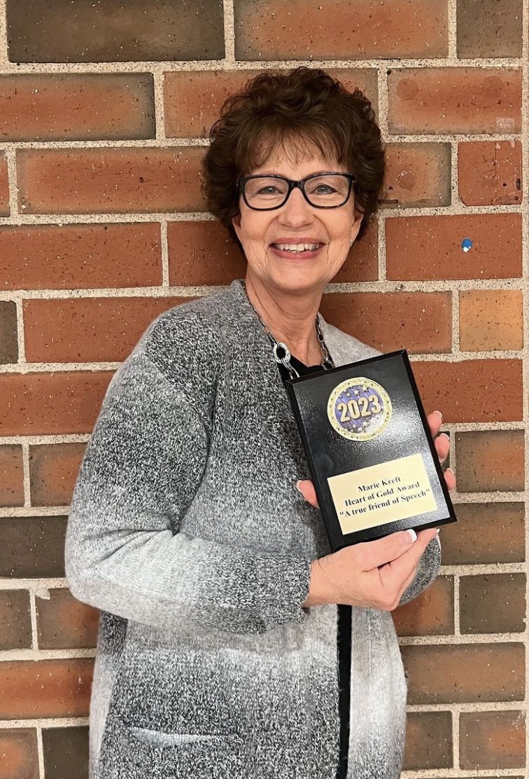 DenfeldSpeech's tweet photo. Congratulations to Coach Jill Lofald for winning the “Marie Kreft Heart of Gold Award, A True Friend of Speech” at the WaterPark invitational in Stillwater today!

AND also a big congrats to our senior captain Madi Watts for placing 9th In Drama! 
#hunterpride https://t.co/1dUnykGrV0