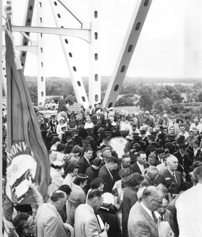 SenatorClements's tweet image. I can’t begin to say what a glorious day it was on June 1,1956 when a bridge from Union County,KY to Shawneetown Illinois(Gallatin Co.) opened! Check out the large crowd &amp;amp; @kystatepolice who helped open the bridge that would eventually bear my name! #ohioriver