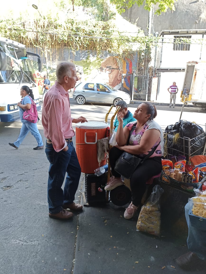 Vente_Sucre's tweet photo. #26En Desde mercado el Esfuerzo #Petare y Barrio 19 de abril nuestro coordinador de organización @Vente_Sucre, @jaimebande converso con transportistas y comerciantes; en compañía de Marcos Vera coordinador del 19 de Abril.

Seguimos #ConMaríaCorina https://t.co/qysB42jmW0