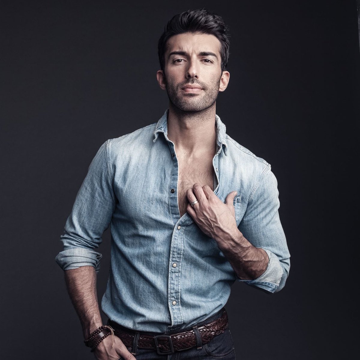 FilmUpdates's tweet photo. Blake Lively and Justin Baldoni to star in the film adaptation of Colleen Hoover’s ‘It Ends With Us’ with Baldoni also directing.

(https://t.co/IKvZ94iXov) https://t.co/0ZV8gvUWGy