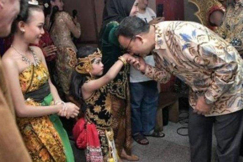 FalishaHerawati's tweet photo. Aku mau dicium,bagi yg 40 thn keatas,kalo sebaya janganlah..😂 

Mencium anak kecil adlh Sunnah Rosul dan Sahabat yg mendatangkan rahmat.(Riwayat Bukhari, Muslim, Tirmidzi). 
Faham ya dgn ini..
😍 https://t.co/tyc33zAANx