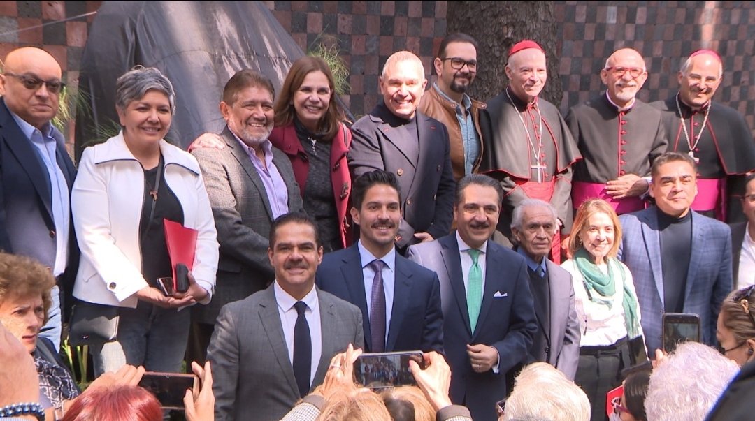 Muy enriquecedora la reunión con el cardenal! <a href="/ArzobispoAguiar/">Carlos Aguiar Retes</a> gracias por el reconocimiento! <a href="/Javier_Alatorre/">Javier Alatorre</a> <a href="/alex_gou/">Alex gou</a> <a href="/osoriojua/">juan osorio ortiz</a> <a href="/smartsscreens/">Enrique Valdes</a> <a href="/lsuarezs/">Laura Suárez</a> <a href="/PadreJosedeJes/">PadreJosedeJesusAguilar</a> <a href="/MartinezGeno/">Genoveva Martinez</a> <a href="/MarioArvizu/">Mario Arvizu</a>