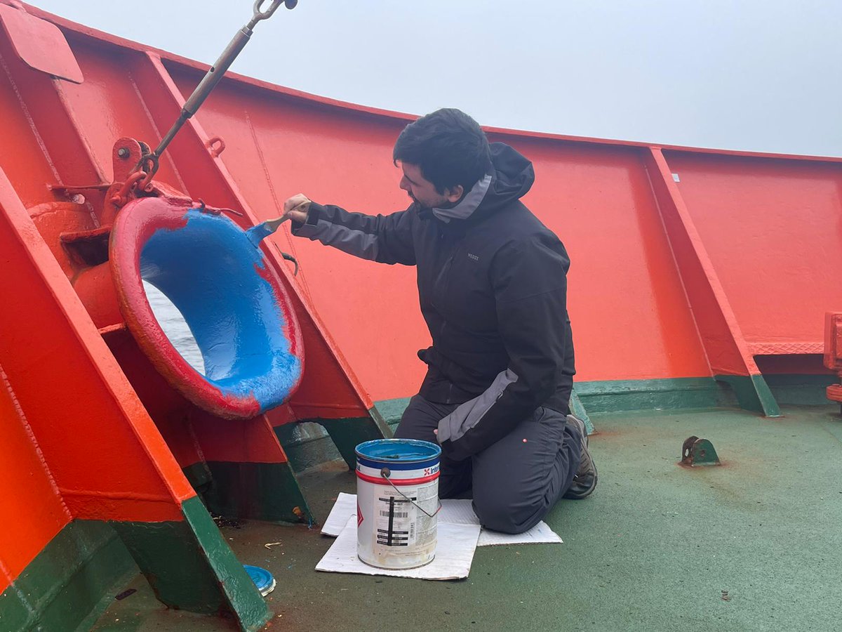 Joana_PBaptista's tweet photo. On 22nd of January after crossing the Antarctic Circle in direction to Adelaide Island we had a small celebration on the ship prow painting the hawse hole🇦🇶🌐🚢.
#permantar #propolar #antarctic https://t.co/qiWSWQeJEl