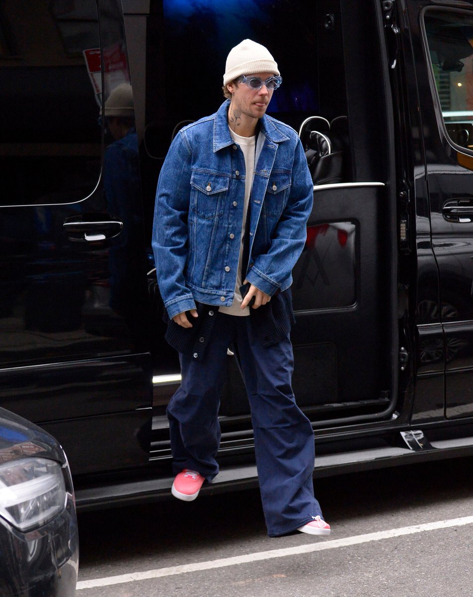 biebernovidade's tweet photo. 🚨LINDO! Justin Bieber chegando em um estúdio agora pouco em New York. https://t.co/BniXlXfMkZ