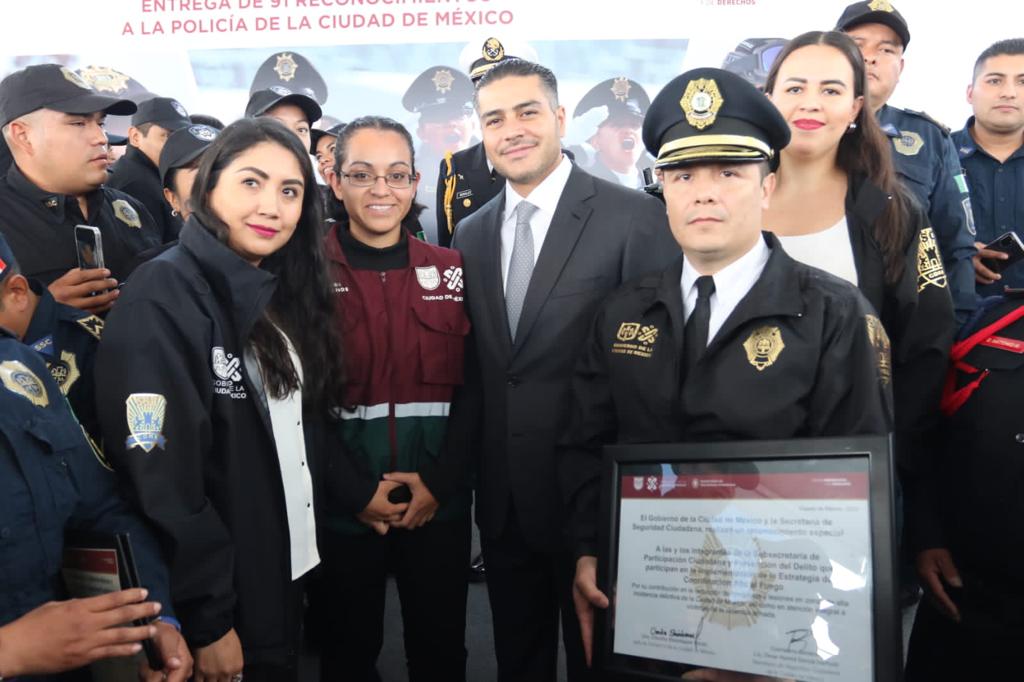 SSC_CDMX's tweet photo. Para enaltecer su labor hacia la ciudadanía, se realizó la Ceremonia de Entrega de 91 Reconocimientos a la Policía de la #CiudadDeMéxico. https://t.co/y7PGmKVcwi https://t.co/gAg5CrOGKc