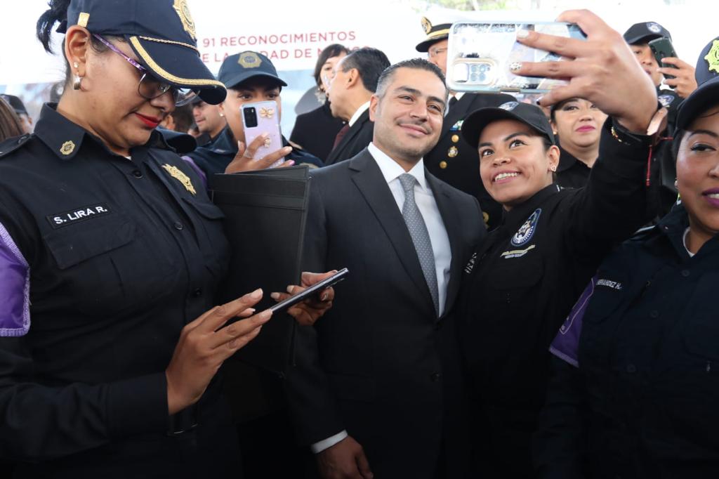 SSC_CDMX's tweet photo. Para enaltecer su labor hacia la ciudadanía, se realizó la Ceremonia de Entrega de 91 Reconocimientos a la Policía de la #CiudadDeMéxico. https://t.co/y7PGmKVcwi https://t.co/gAg5CrOGKc