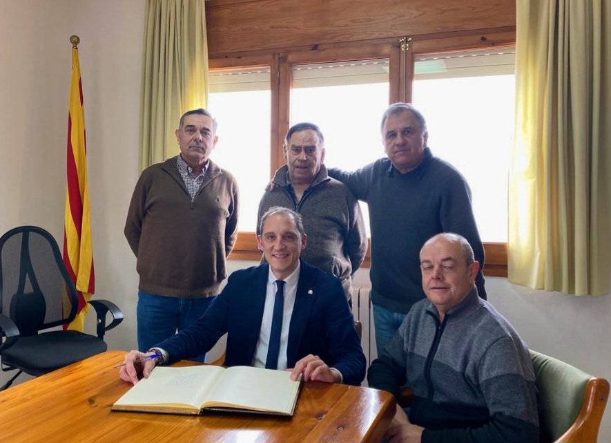 jose_crespin's tweet photo. El grans reptes de futur dels petits municipis contrasten amb el potencial que tenen els seus actius patrimonials i turístics, com la Vila-Closa de Sant Climenç. Visita al municipi de #Pinell a la comarca del #Solsonès https://t.co/OSpiZEZ9SK