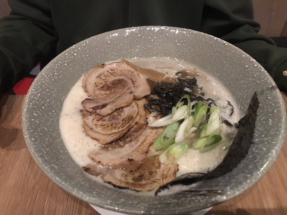 Chaparita_miyuk's tweet photo. 豚骨ラーメン、鶏ガラワンタンラーメン、和牛混ぜそば。私は鶏ガララーメンに味たまご追加。麺は手打ちで美味しい。ただスープは、ちょっとパンチが効いてない。何か物足りない⁈白胡椒が欲しい感じ。いやいや、でも充分美味しい❤️
#ラーメンヘッド #ramenhead #capetown https://t.co/3GQuCRFDjD